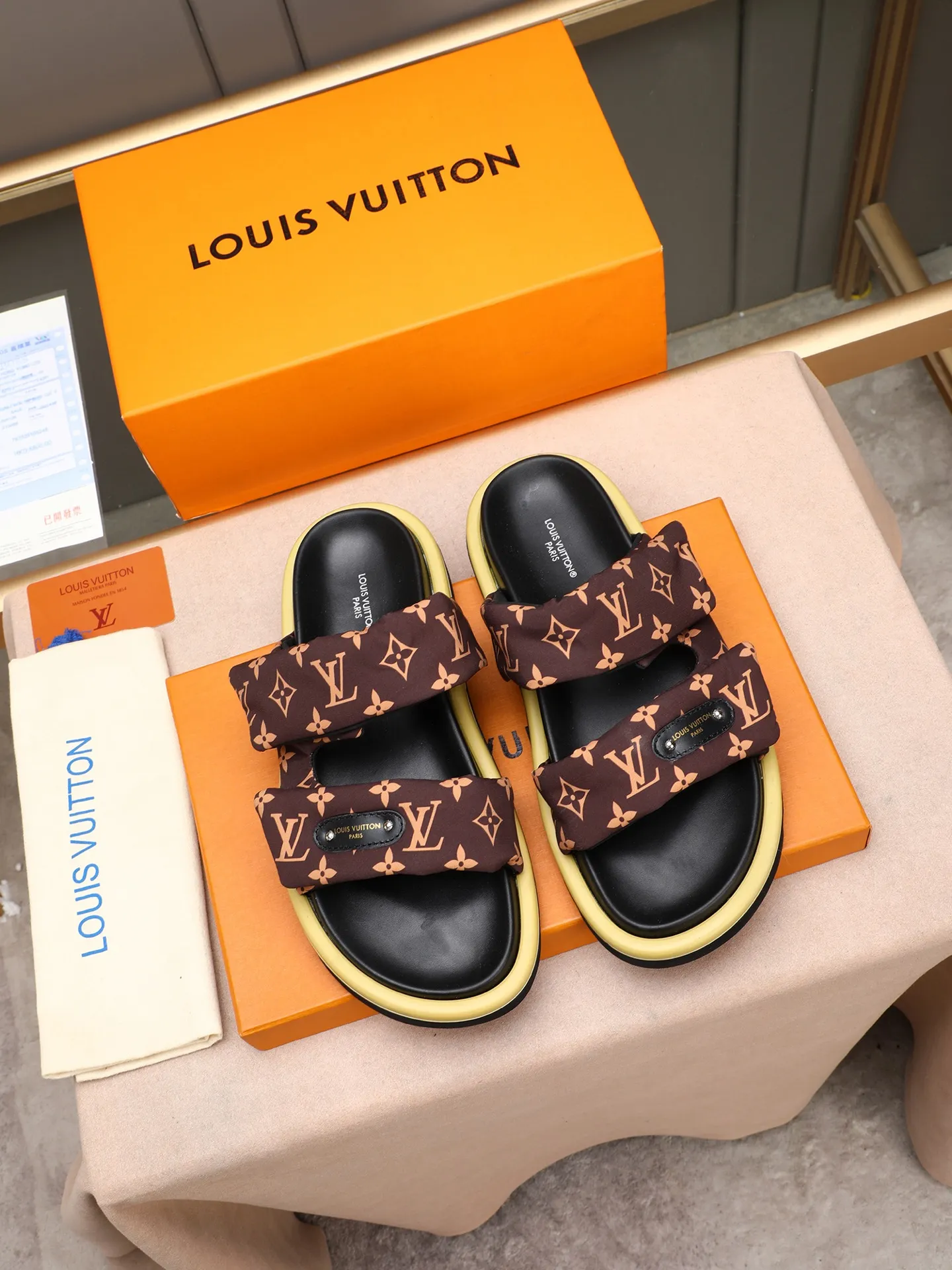 PP360 [LOUIS VUITTON] Louis Vuitton, LV printing, men's and women's slippers are on the market. The drawer box packaging comes with a cloth bag and a card. The upper pattern looks very soft and waxy, and it is a super versatile leg slimming tool. Fabric: imported denim/canvas/old fabric, LV hardware LOGO, official website pattern printing, comfortable to wear, feet: high-elastic PU water table. Sole: foam sole, heel height: about 5cm. Code number: 35-46, 35, 45, 46 are custom-made and non-returnable. Color: multiple colors and styles available.